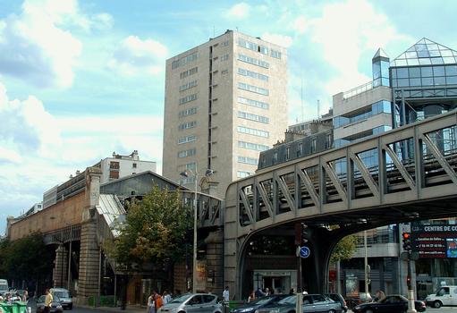 Paris - Metrolinie 6 - Bahnhof Bir-Hakeim und Kreuzungsbauwerk am Place des Martyrs Juifs du Vélodrome d'Hiver