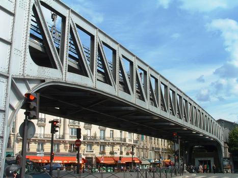 Metrolinie 6 (Paris) - Überführungsbauwerk am Place des Martyrs Juifs du Vélodrome d'Hiver