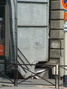 Metrolinie 6 (Paris) - Überführungsbauwerk am Place des Martyrs Juifs du Vélodrome d'Hiver
