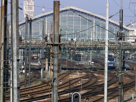 Lille - Gare de Lille-Flandres. La gare vue du pont de Fives
