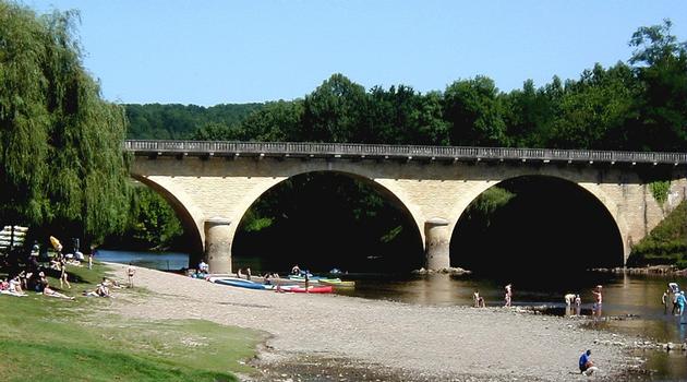 Bridge across the Vézère at Limeuil