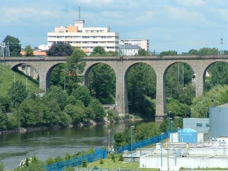 Pont ferroviaire au-dessus de la Vienne, Limoges
Premières travées en rive droite: Pont ferroviaire au-dessus de la Vienne, Limoges 
Premières travées en rive droite