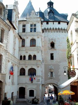 Loches - Porte Picois (milieu 15ème siècle) et Hôtel de ville construit de 1535 à 1543