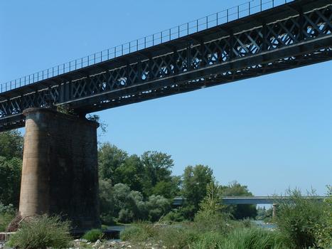 Diou - Pont ferroviaire sur la Loire - Une pile, une travée et le pont routier en arrière-plan