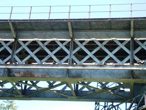Diou - Pont ferroviaire sur la Loire - Détail de la charpente du tablier