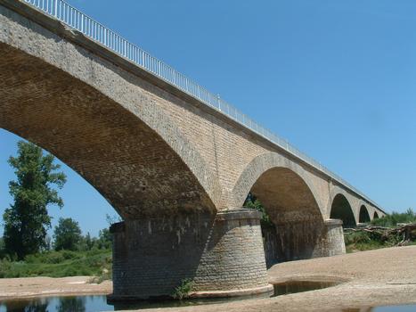 Road bridge across the Loire at Gannay-sur-Loire
