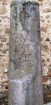 Pommiers - Prieuré Saint-Pierre - Borne milliaire romaine dédiée à Trajan trouvée dans les fondations du mur du transept Nord de l'église prieurale