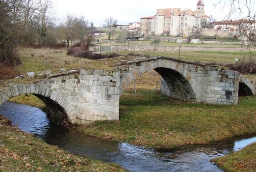 Pommiers - Pont sur l'Aix - Le pont et, arrière-plan, le prieuré de Pommiers