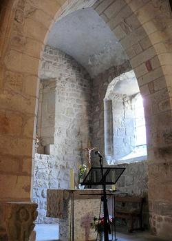 Marols - Eglise Saint-Pierre - Choeur avec un chapiteau roman déposé sur une colonnette