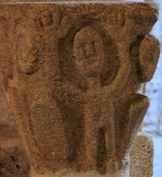 Marols - Eglise Saint-Pierre - Chapiteau roman déposé sur une colonnette à gauche du choeur