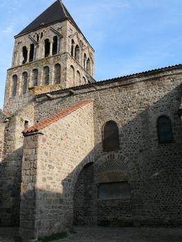 Saint-Just-Saint-Rambert - Eglise Saint-Rambert - Tour de la croisée du transept et ancienne porte qui menait à la chapelle Saint-Jean quand celle-ci servait de baptistère