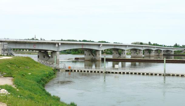 Pont de Neuvy-sur-Loire - Pont vu de l'amont. Le premier porte la voie ferrée allant vers la centrale nucléaire de Belleville