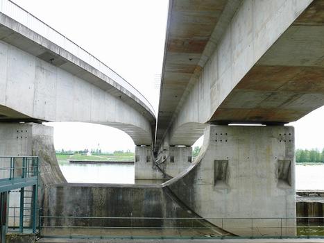 Pont de Neuvy-sur-Loire - Le tablier de gauche porte la voie ferrée allant vers la centrale nucléaire de Belleville