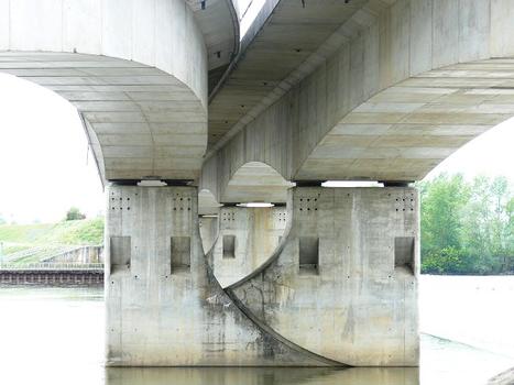 Pont de Neuvy-sur-Loire - Le tablier de gauche porte la voie ferrée allant vers la centrale nucléaire de Belleville
