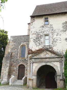 Chalain-d'Uzore - L'entrée du château des Damas et l'église