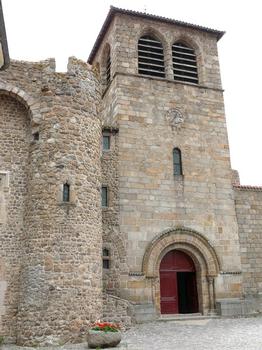 Champdieu - Eglise priorale Saint-Domnin - Porche d'entrée de l'église à côté du prieuré