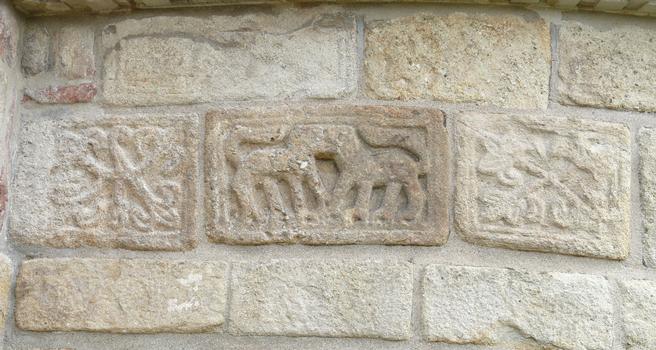 Saint-Romain-le-Puy - Eglise Saint-Romain. Pierres sculptées encastrées dans le mur du chevet
