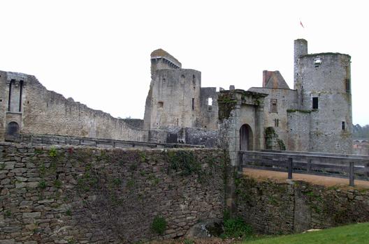 Le château de Clisson - Donjon, tour Saint-Louis et bastion sud-est et une entrée secondaire du château
