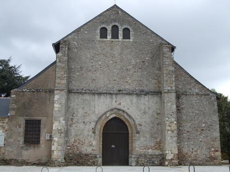 Saint-Philibert-de-Grand-Lieu - Abbatiale Saint-Philibert - Façade: de l'extérieur l'abbatiale ressemble à une grande grange