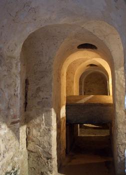 Saint-Philibert-de-Grand-Lieu - Abbatiale Saint-Philibert - Galerie de la confession et sarcophage de saint Filibert (ou Philibert) transféré de Noirmoutier à Déas le 7 juin 836