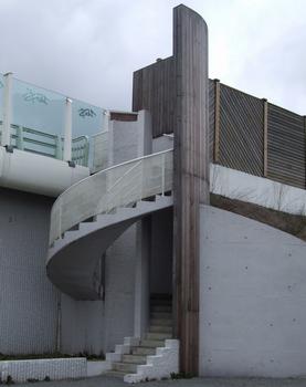 Nantes - Boulevard extérieur - Pont de Bellevue de 1990 - L'escalier à l'extrémité du pont