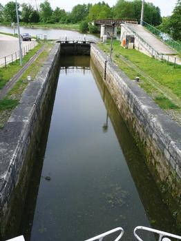 Ecluse de Buges - Point de rencontre du canal de Briare, du canal d'Orléans et du canal du Loing: à droite sous la passerelle, le départ du canal d'Orléans, à gauche le canal de Briare. A partir de l'écluse commence le canal du Loing