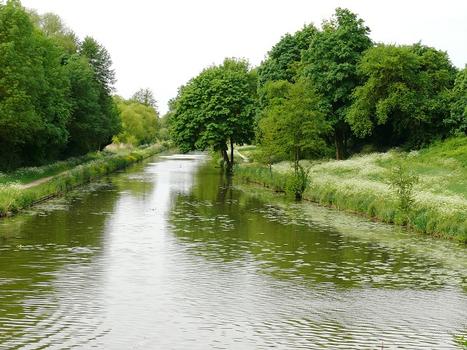 Ecluse de Buges - A l'amont de l'écluse, le canal d'Orléans