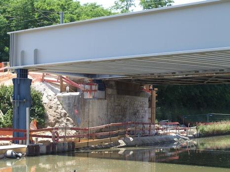 Briaire - Pont-rails sur le canal de Briare sur la ligne de Moret à Lyon PK 165,257