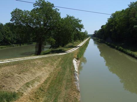 Canal latéral à la Loire - Châtillon-sur-Loire - Les deux canaux: à gauche, l'ancien canal, à droite, le nouveau canal