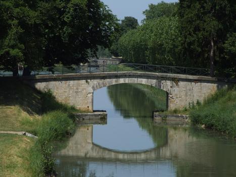 Canal latéral à la Loire - Châtillon-sur-Loire - Ancien tracé - Pont au-dessus du canal à l'entrée du port de Châtillon