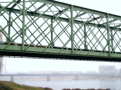 Pont et viaduc ferroviaire sur la Loire par temps de brouillard - Entre Sully-sur-Loire et Saint-Père-sur-Loire avec le château de Sully en fond