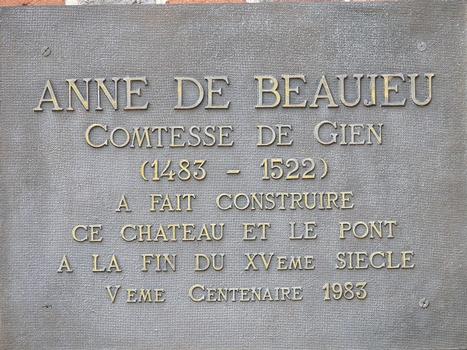 Château de Gien, côté cour - Plaque commémorative