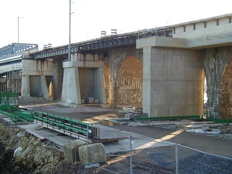 Lorient - Pont ferrovaire sur le Scorff: Appuis provisoires et tabliers auxiliaires permettant la déviation de la circulation sur une seule voie sur le nouveau tablier