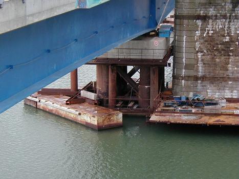 Lorient - Pont ferrovaire sur le Scorff - Appuis provisoires supportant le nouveau tablier au droit des anciennes piles