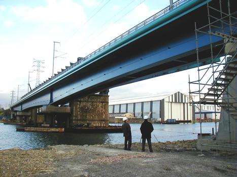 Lorient - Pont ferrovaire sur le Scorff : Nouveau demi-viaduc posé sur des appuis provisoires à côté de l'ancien tablier pendant la phase de délancement