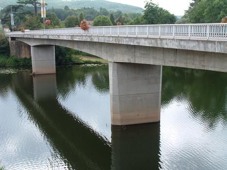Flußabwärts gelegene Brücke in Luzech