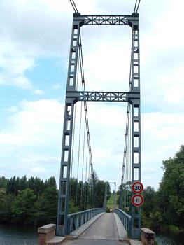 Albas - Pont suspendu sur le Lot - Un pylône
