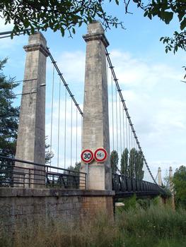 Anglars-Juillac - Pont suspendu sur le Lot - Ensemble