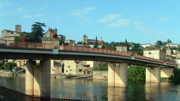 Puy-l'Evêque - Pont sur le Lot - Le pont avec l'ensemble du site dominé par le donjon