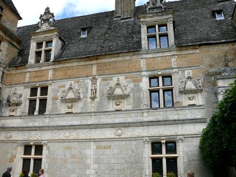 Château de Montal - La façade Renaissance en équerre sur celle de l'entrée