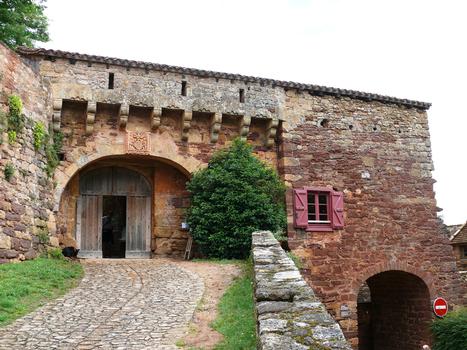 Prudhomat - Château de Castelnau - A gauche la porte de la première enceinte du château et à droite la porte d'entrée du village situé au pied du château