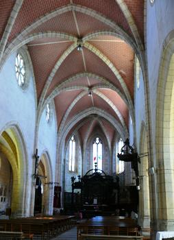 Eglise Saint-Etienne - Nef avec l'autel et le retable de la chapelle de l'ancien couvent des R