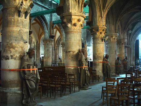 Louviers - Eglise Notre-Dame - Piliers séparant la nef du bas-côté Sud avec des statues d'apôtres