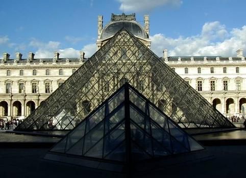 Palais du LouvrePyramide et pyramidion avec l'aile Richelieu