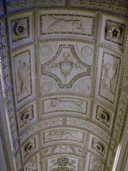 Palais du Louvre: Escalier Henri II - Plafond sculpté par Jean Goujon et son atelier