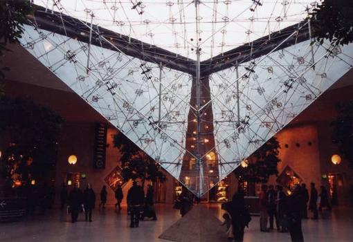 Pyramide inversée im Louvre in Paris