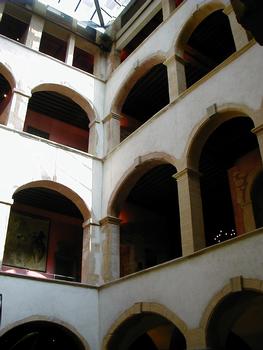 Lyon - 6 rue du Boeuf - Hôtel «La Cour des Loges» - Ensemble restauré de galeries côté cour pour un hôtel