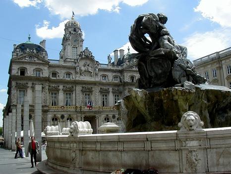 Lyon - Hôtel de ville - Façade côté place des Terreaux et fontaine