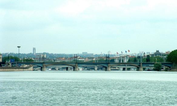 Overview of the bridge of Lyon as seen from Pasteur Bridge: Railroad bridge across the Rhone in the foreground