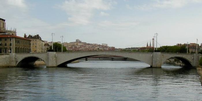 Pont Bonaparte: À l'arrière, passerelle du Palais de Justice, et à gauche Primatiale Saint-Jean) à Lyon